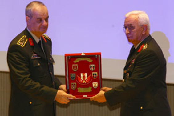 Org. Başbuğ görevi devretti