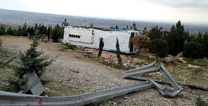 Yolcu otobüsü devrildi: 1 ölü, 29 yaralı