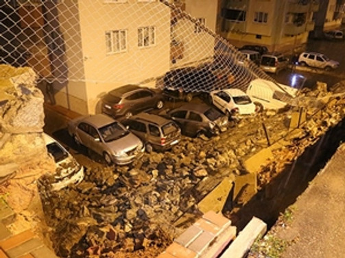 İstinat duvarı çöktü, 8 araç hasar gördü