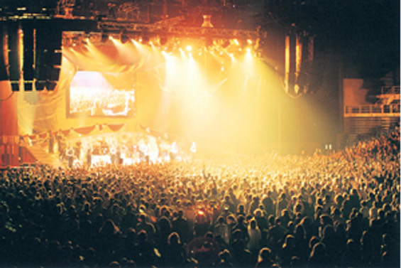 Naziler Rusya'da rock konserini bastı