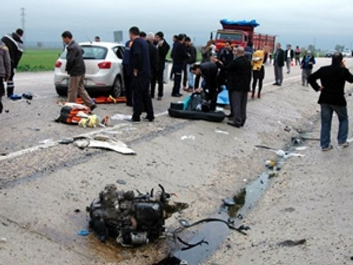 Yolcu otobüsüyle kamyonet çarpıştı: 2 ölü, 3 yaralı
