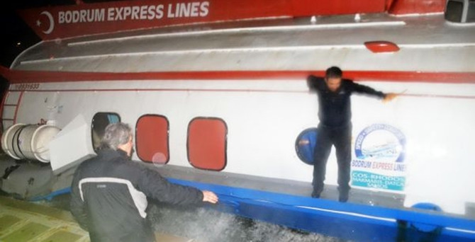 Deniz otobüsüyle feribot çarpıştı
