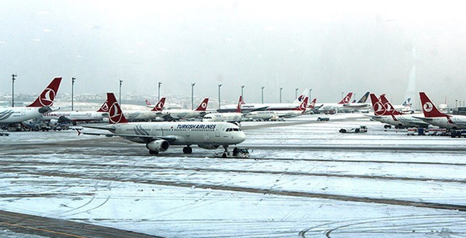 THY uçağı piste döndü