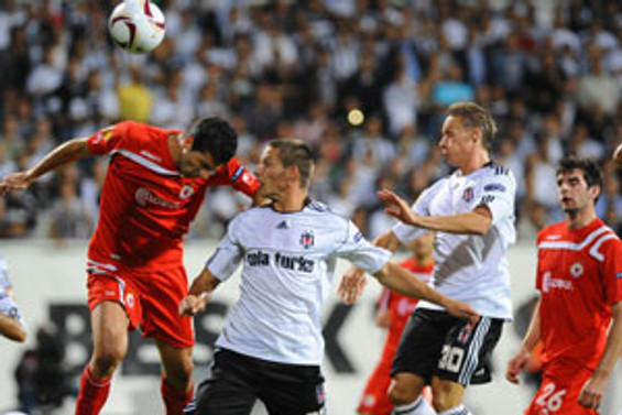 Hem atıyor, hem yiyor