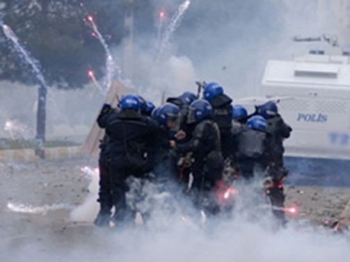Berkin Elvan gösterisinde olay: 2 polis yaralandı!
