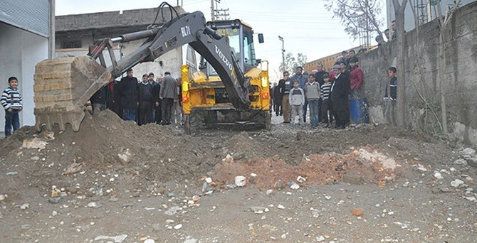 Yüksekova'da kazılan hendekler kapatıldı