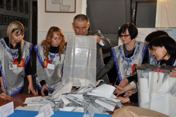 Bakiyev yanlısı parti birinci oldu