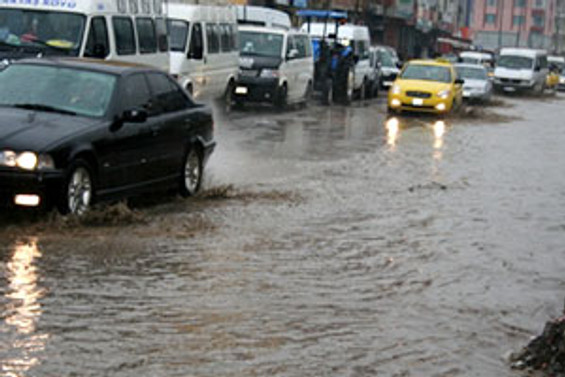 İzmir, yağışa teslim