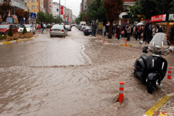 Ankara'da yağış hayatı felç etti