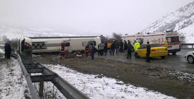 Yolcu otobüsü devrildi: 40 yaralı