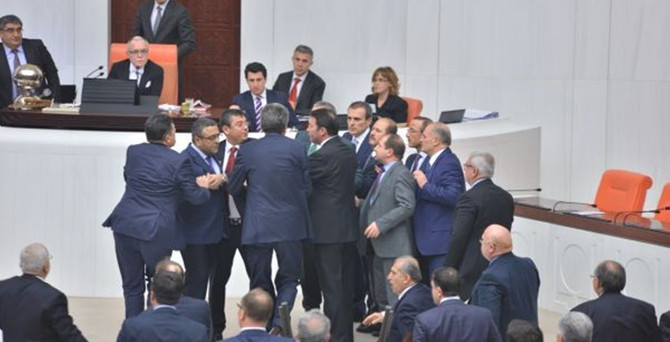 Meclis'te yine kavga çıktı