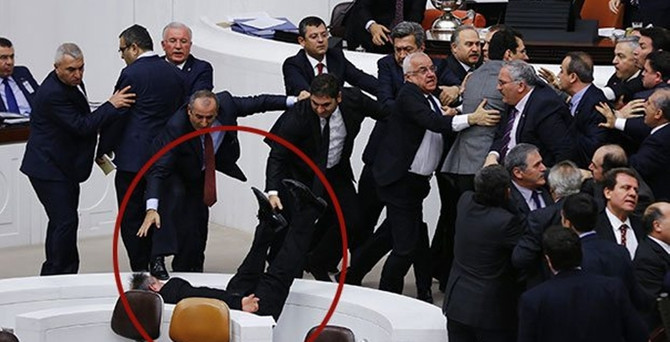 Meclis'te yumruklar konuştu, CHP'li vekil merdivenden düştü