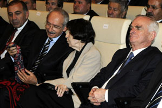 Ecevit, buzları eritti