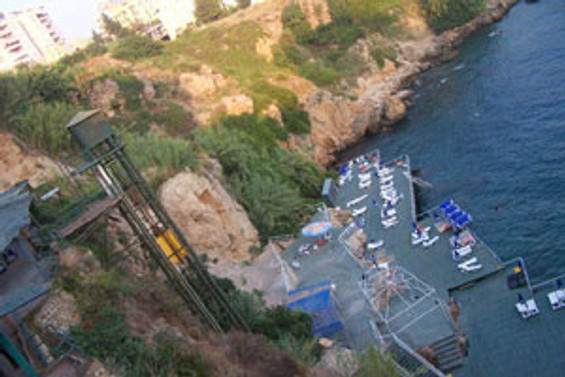 Antalya'daki falezlerde göçük tehlikesi