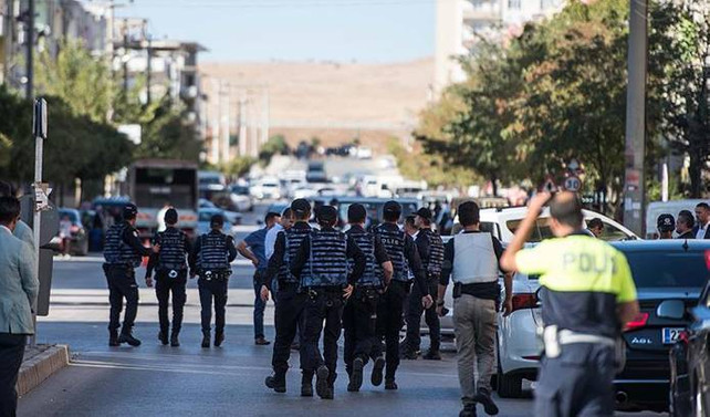 Gaziantep'te iki canlı bomba kendini patlattı: 3 şehit