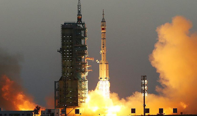 Çin, içinde 2 astronot bulunan uzay aracı fırlattı