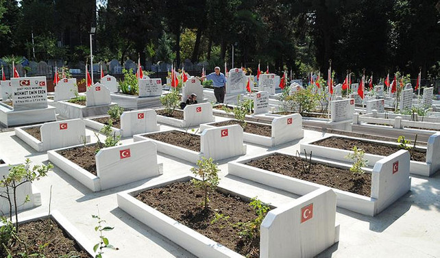 Şehitliklere standart getirildi