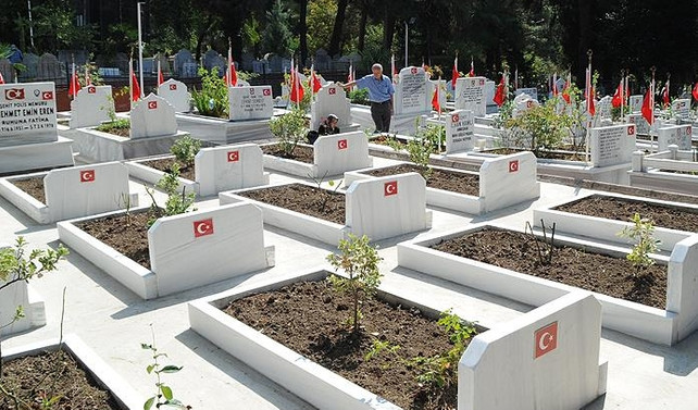 Şehitliklere standart getirildi