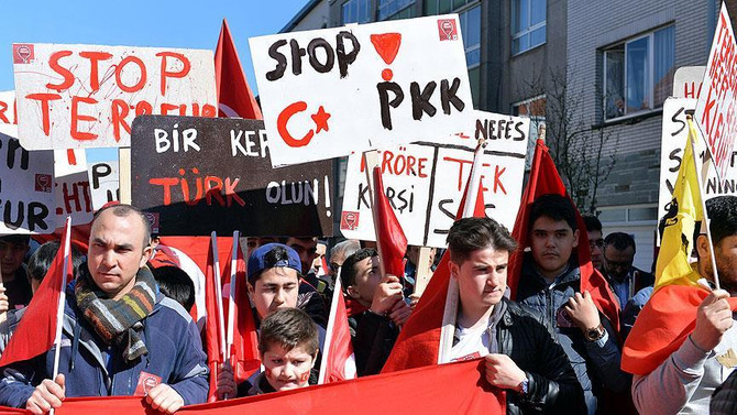 Avrupa'daki Türkler teröre karşı meydanlarda