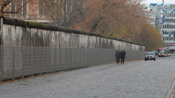 'Berlin Duvarı' yeniden inşa ediliyor