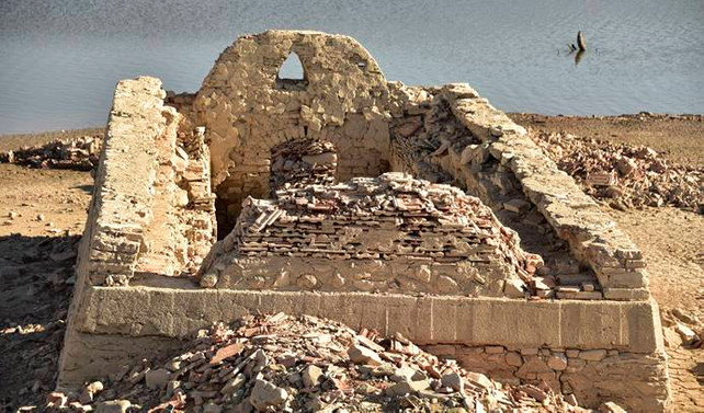 Barajda sular çekildi, 61 yıllık fabrika ortaya çıktı