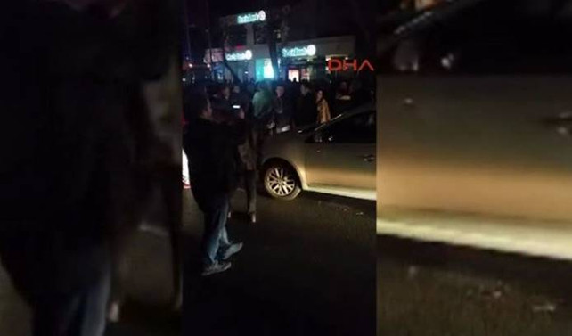 Otobüsün gelmediğini söyleyip caddeyi trafiğe kapattılar