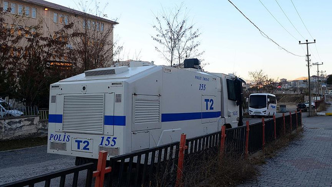 DBP'li Bitlis ve Güroymak belediye başkanları tutuklandı