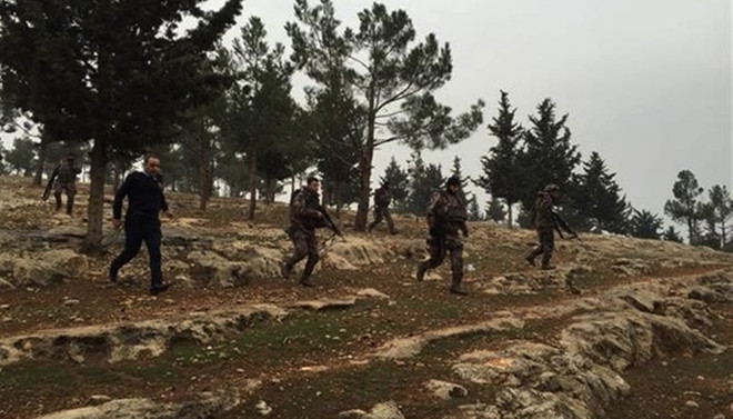 Teröristler polis aracına saldırdı