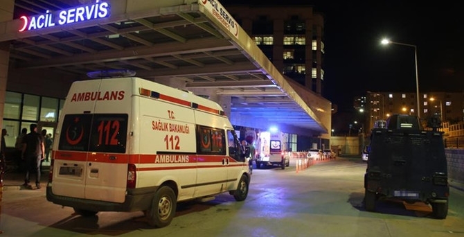 Polise bombalı saldırı: 3 yaralı