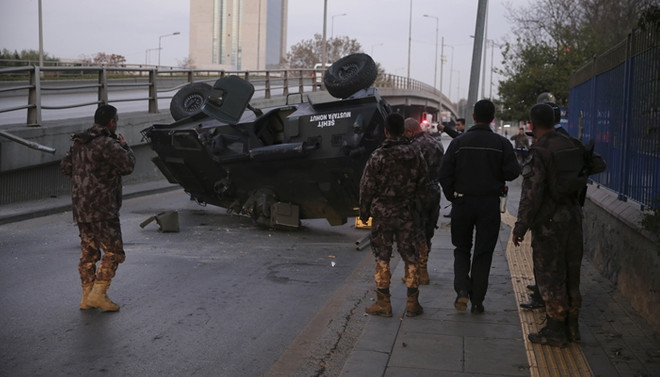 Polis aracı üst geçitten düştü