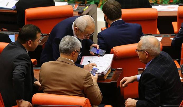 'Cumhurbaşkanlığı sistemi' teklifi imzaya açıldı