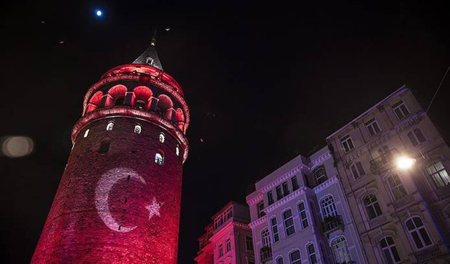 Galata Kulesi kırmızı beyaza büründü