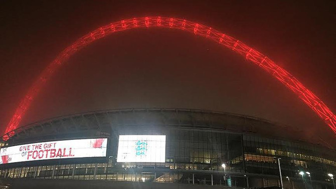 Wembley Stadı Türkiye için kırmızı oldu