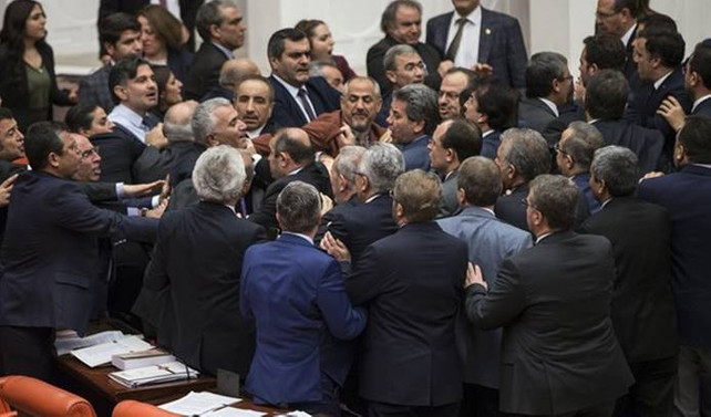 AK Partililer ile HDP’liler yumruklaştı