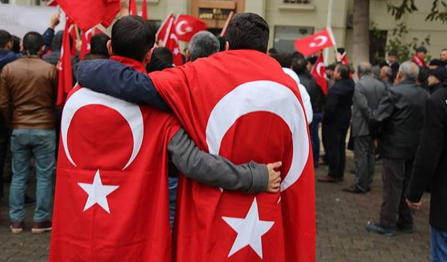 İstanbul'daki terör saldırısına meydanlardan tepki