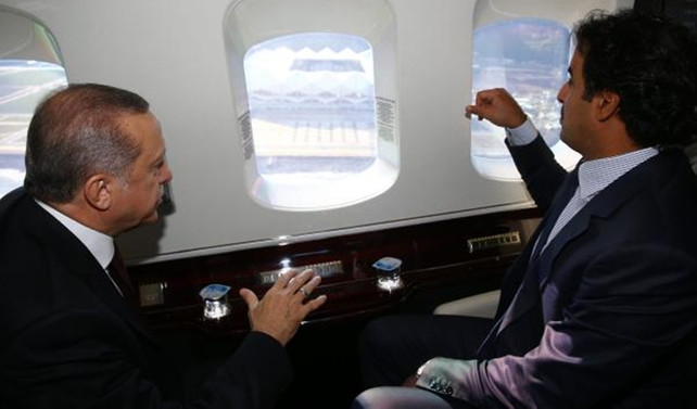 Erdoğan, Katar Emiri'ni havalimanında karşıladı