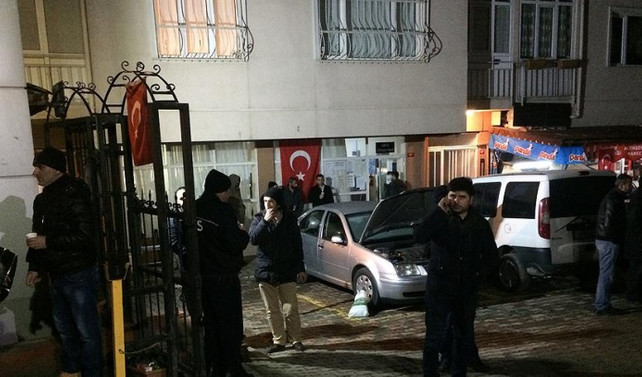 Kalabalığı sakinleştirmek için çatıya çıkan polis, düşerek şehit oldu
