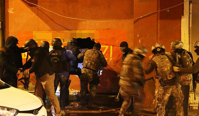 Polis dernek binasına duvarı delerek girdi