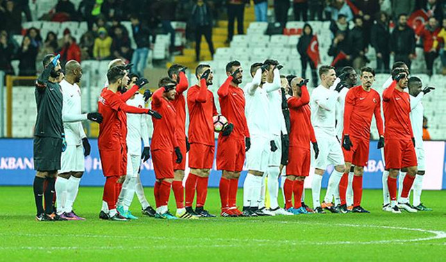 Yıldızlar teröre karşı sahaya çıktı