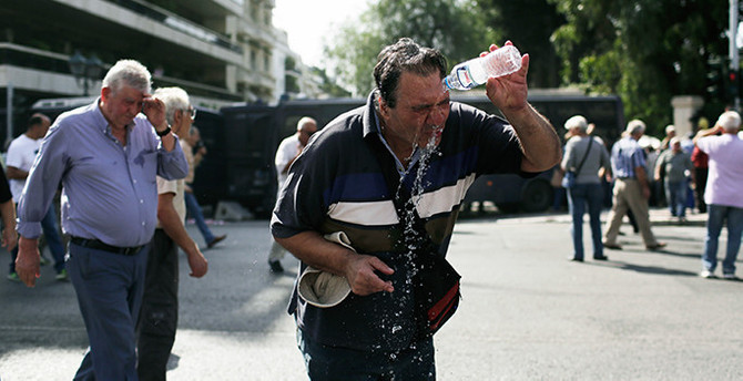 Yunanistan'da emeklilerin çilesi bitmiyor
