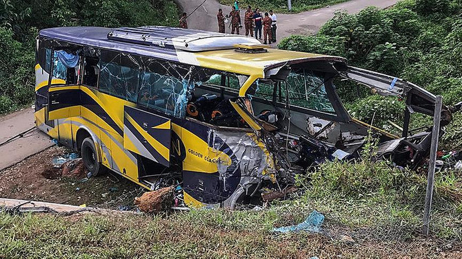 Otobüs nehre düştü: 14 ölü