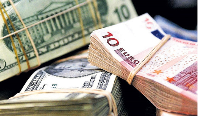 Dolar serbest piyasada 3,52'den açıldı
