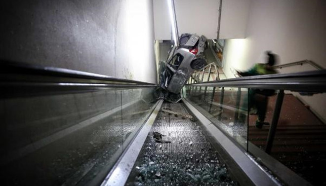 Kontrolden çıkarak metro girişine uçtu