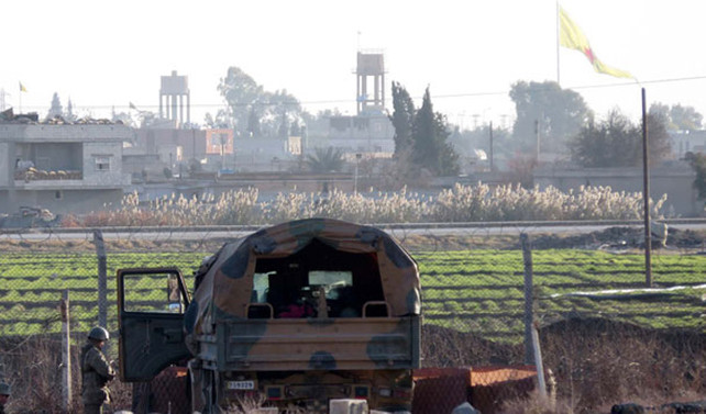 Türkiye sınırına PYD bayrağı astılar