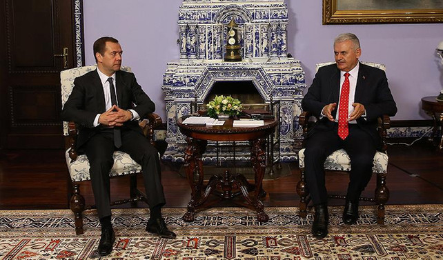 Yıldırım, Rusya'da Medvedev ile görüştü