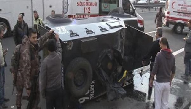 İstanbul'da zırhlı araç devrildi: 3 polis yaralı