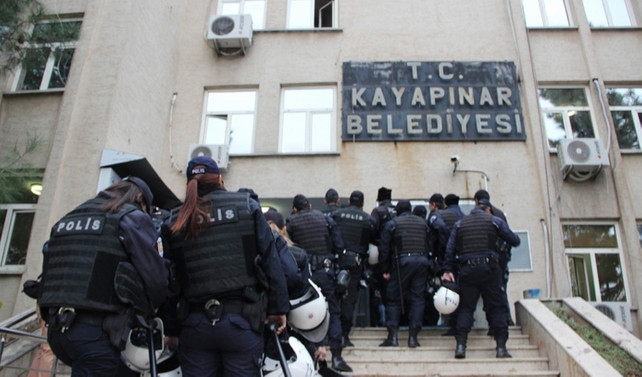 3 ilçe belediye başkanı açığa alındı