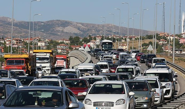 Dönüş trafiği sürüyor