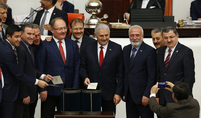 Anayasa değişiklik teklifinin 1. ve 2. maddeleri kabul edildi
