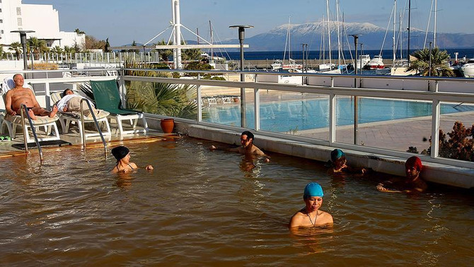 Turistler kaplıcalara koştu